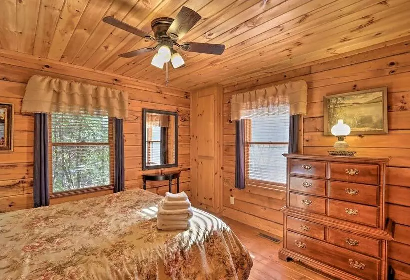 High Country Cabin W/ Fire Pit & Hot Tub!