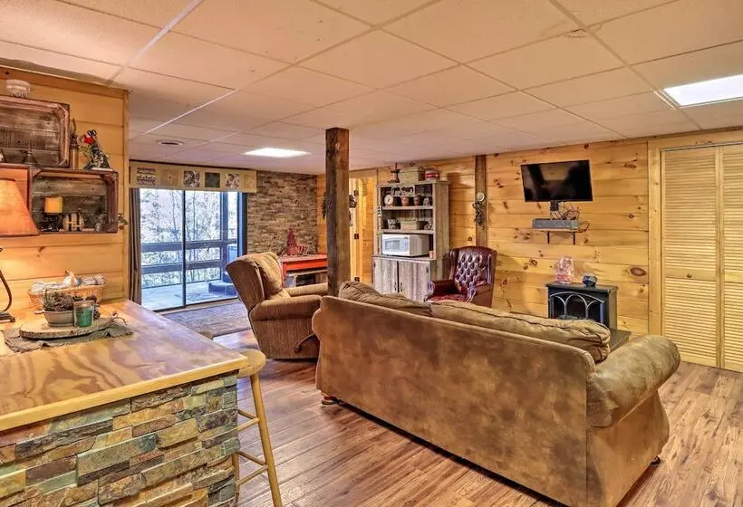 High Country Cabin W/ Fire Pit & Hot Tub!