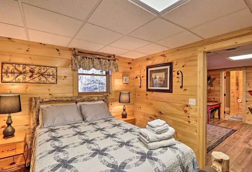 High Country Cabin W/ Fire Pit & Hot Tub!