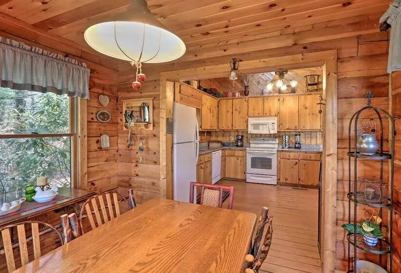 High Country Cabin W/ Fire Pit & Hot Tub!