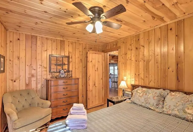 High Country Cabin W/ Fire Pit & Hot Tub!