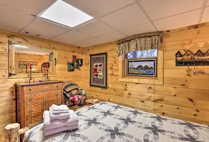 High Country Cabin W/ Fire Pit & Hot Tub!