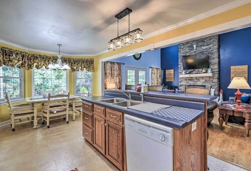 Idyllic Hawkinsville Retreat: Large Fire Pit!