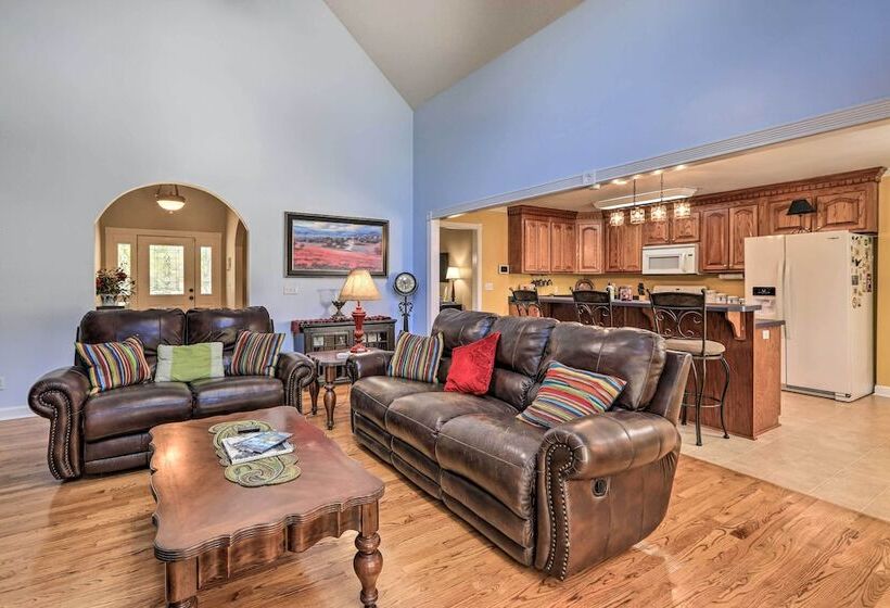 Idyllic Hawkinsville Retreat: Large Fire Pit!