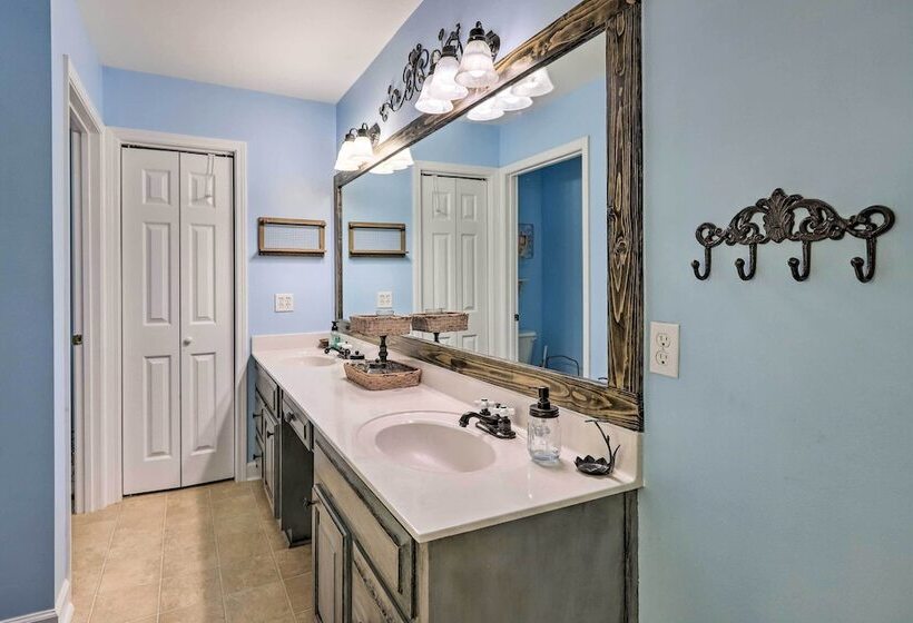 Idyllic Hawkinsville Retreat: Large Fire Pit!