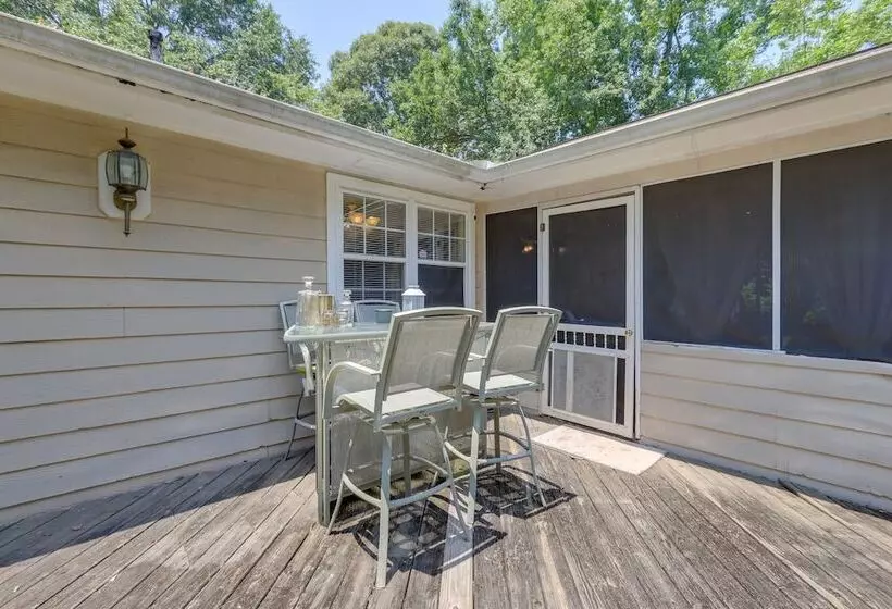 Jonesboro Home W/ Screened In Porch & Fire Pit!