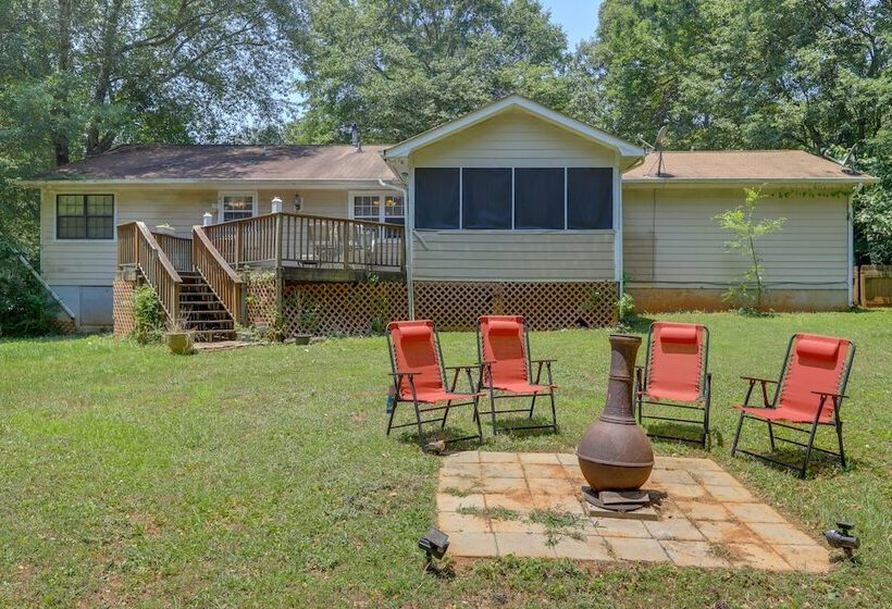 Jonesboro Home W/ Screened In Porch & Fire Pit!