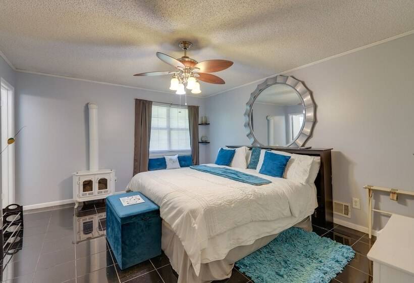 Jonesboro Home W/ Screened In Porch & Fire Pit!