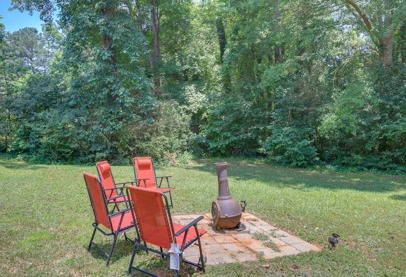 Jonesboro Home W/ Screened In Porch & Fire Pit!