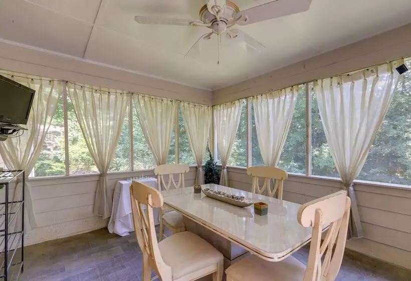 Jonesboro Home W/ Screened In Porch & Fire Pit!