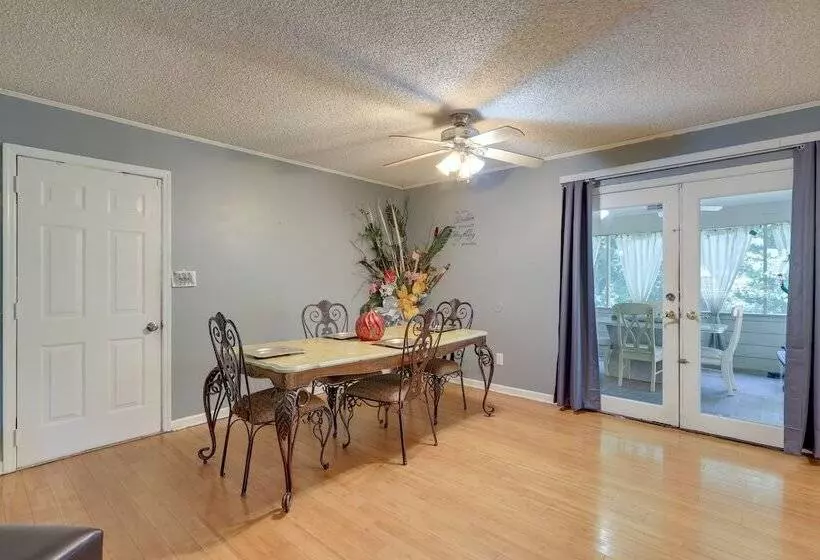 Jonesboro Home W/ Screened In Porch & Fire Pit!