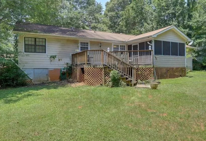 Jonesboro Home W/ Screened In Porch & Fire Pit!
