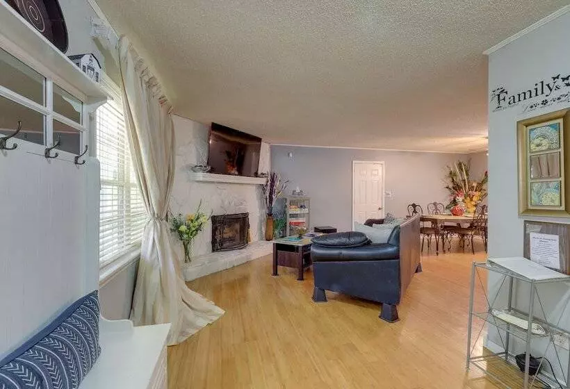 Jonesboro Home W/ Screened In Porch & Fire Pit!