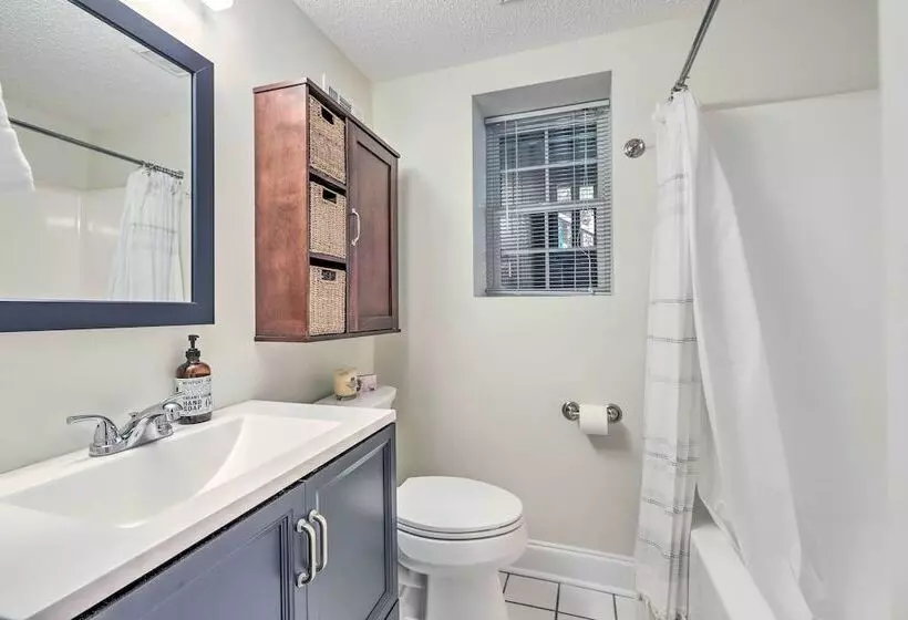 Lakefront Home W/ Entertainment Space & Dock!