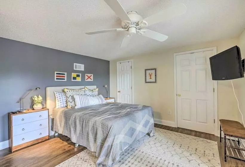 Lakefront Home W/ Entertainment Space & Dock!