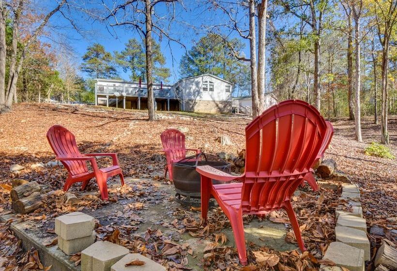 Lovely Lake Hartwell Retreat With Dock & Grill!