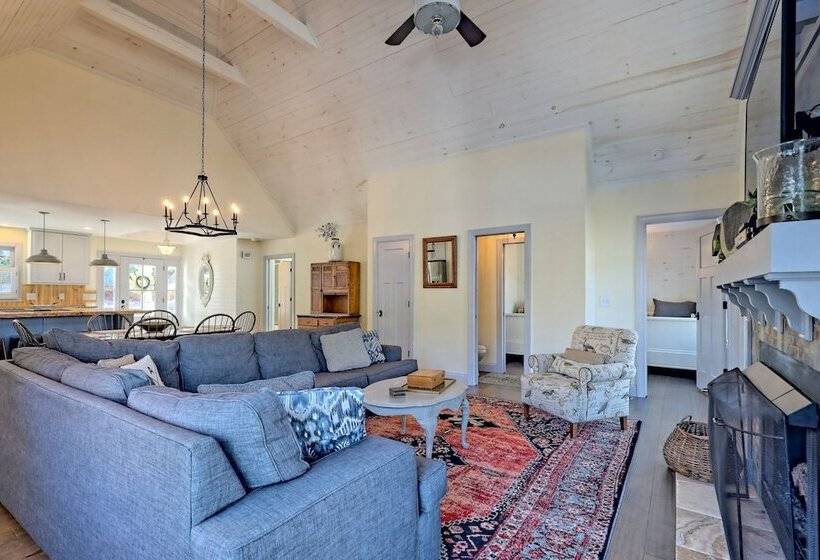 Luxury Lakefront Hiawassee Cottage W/ Boat Dock!