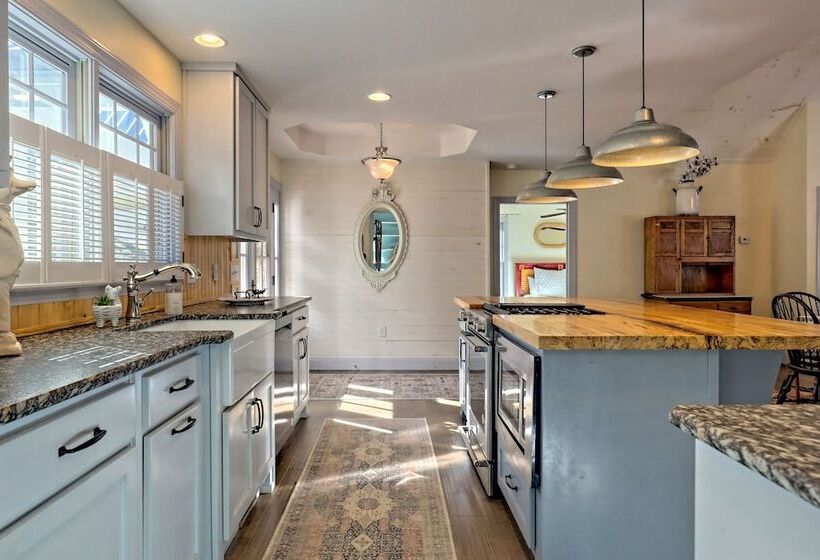 Luxury Lakefront Hiawassee Cottage W/ Boat Dock!