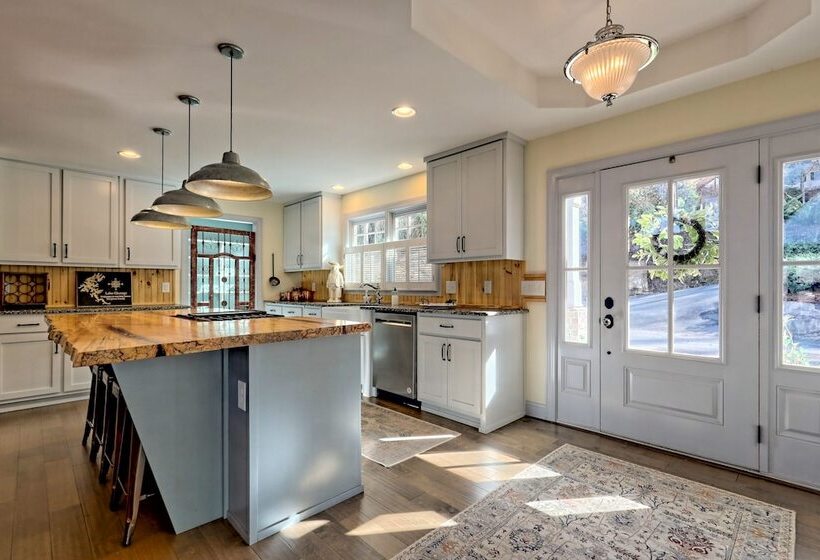 Luxury Lakefront Hiawassee Cottage W/ Boat Dock!