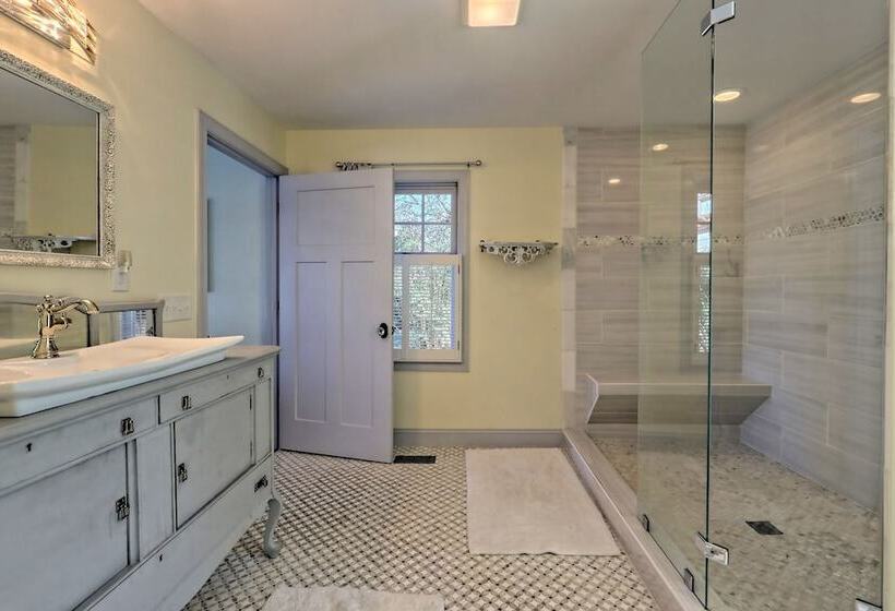 Luxury Lakefront Hiawassee Cottage W/ Boat Dock!