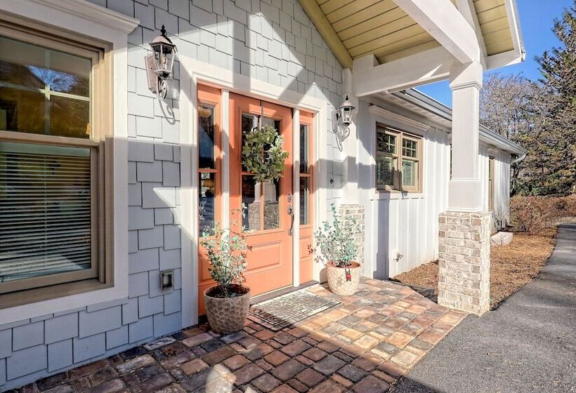 Luxury Lakefront Hiawassee Cottage W/ Boat Dock!