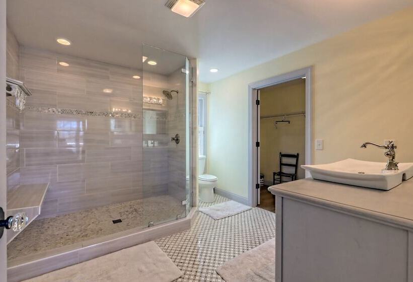 Luxury Lakefront Hiawassee Cottage W/ Boat Dock!