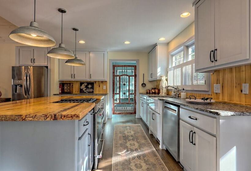 Luxury Lakefront Hiawassee Cottage W/ Boat Dock!