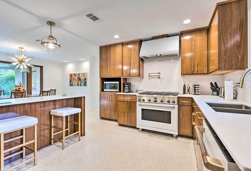 Mid Century Dream Home < Half Mile To Beach!