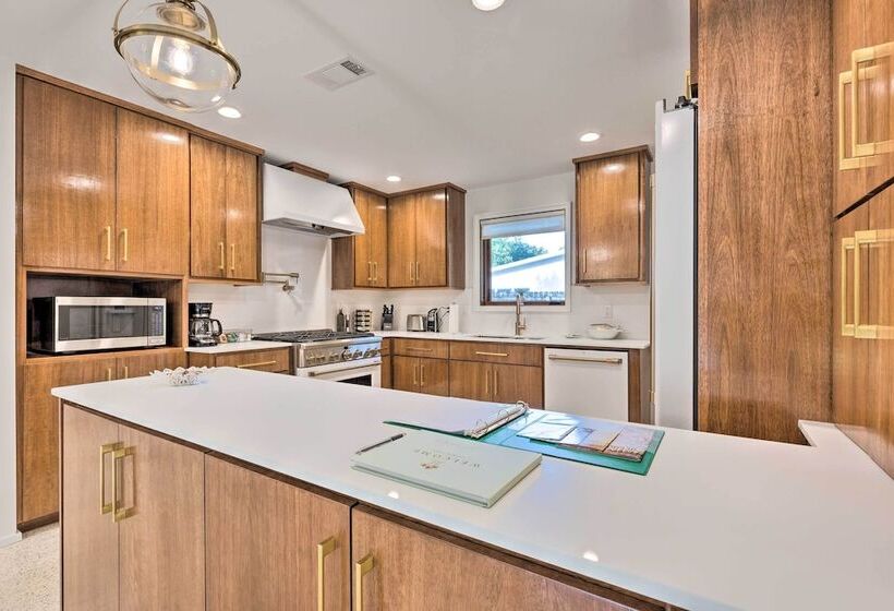 Mid Century Dream Home < Half Mile To Beach!