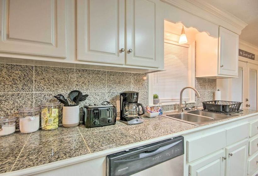 Modern Jackson Home W/ Yard ~ 8 Mi To Dtwn!