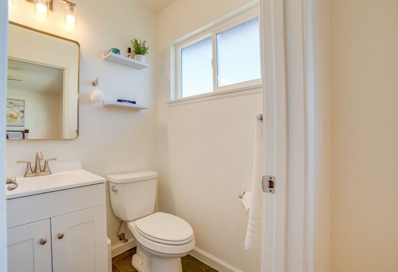 Modern Reno Home W/ Mountain View: Near Downtown!