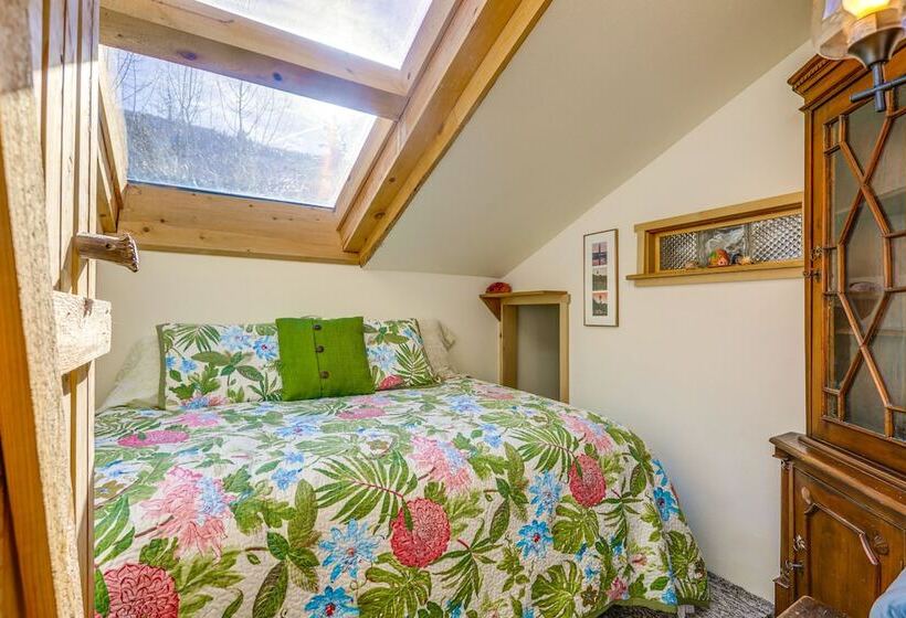 Mountain Chalet Getaway: Steps To Crystal River!