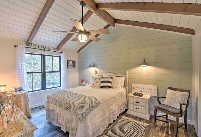 Deck & Fire Pit Bliss: Mountaintown Creek Cottage!