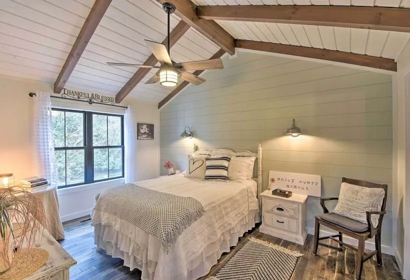 Deck & Fire Pit Bliss: Mountaintown Creek Cottage!