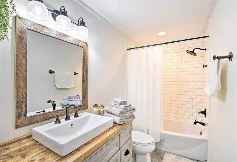 Deck & Fire Pit Bliss: Mountaintown Creek Cottage!