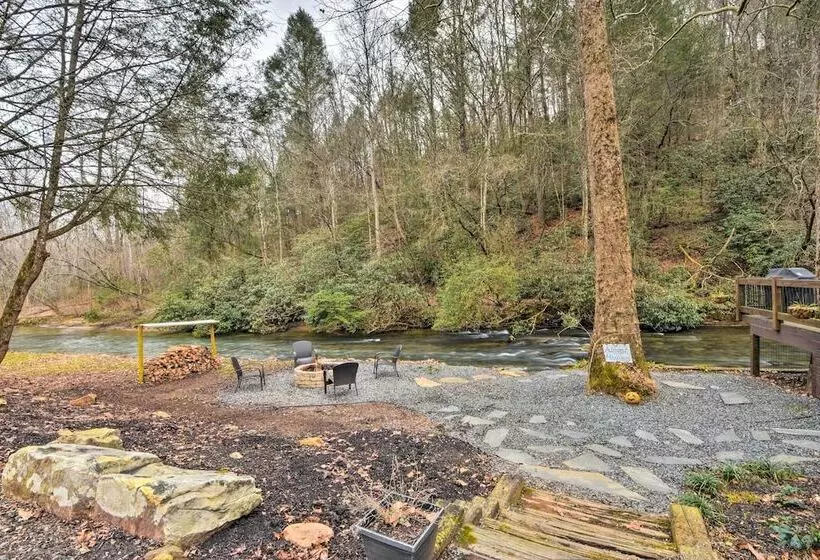 Deck & Fire Pit Bliss: Mountaintown Creek Cottage!