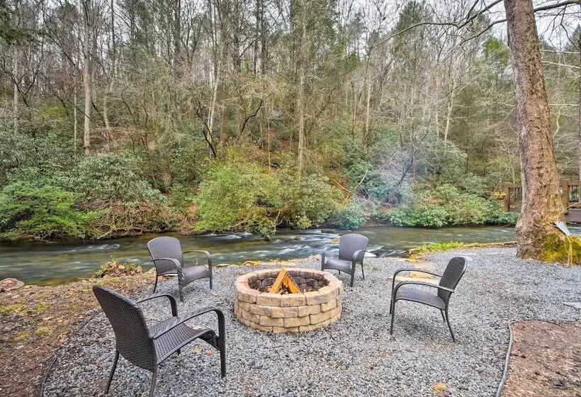Deck & Fire Pit Bliss: Mountaintown Creek Cottage!