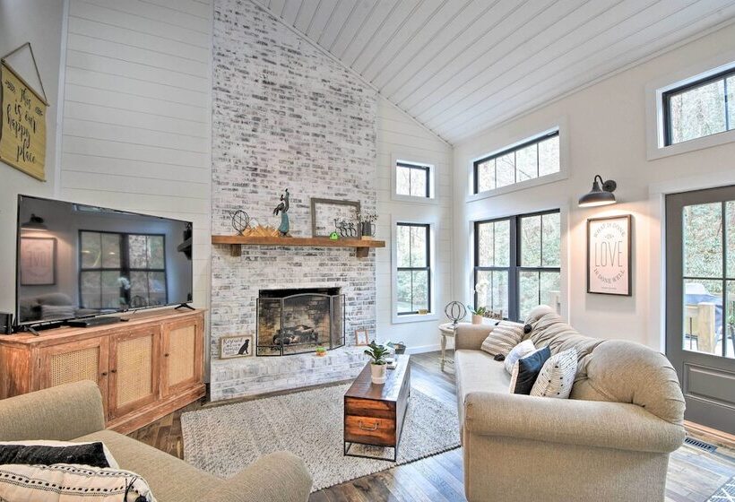 Deck & Fire Pit Bliss: Mountaintown Creek Cottage!