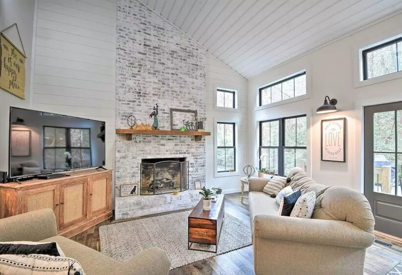 Deck & Fire Pit Bliss: Mountaintown Creek Cottage!