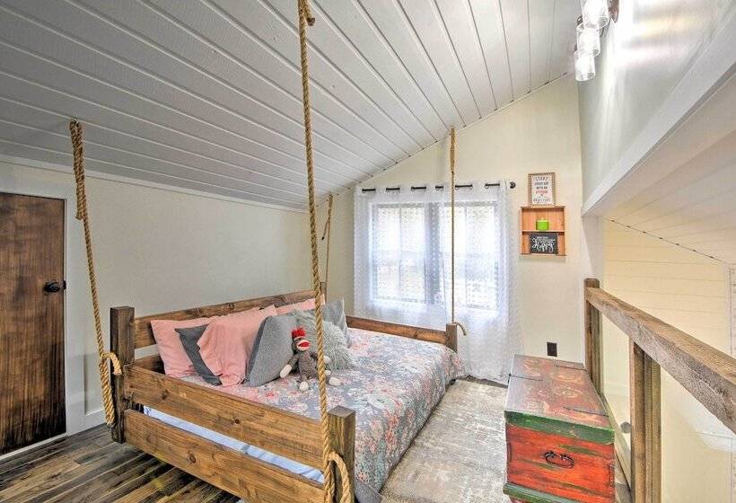 Deck & Fire Pit Bliss: Mountaintown Creek Cottage!