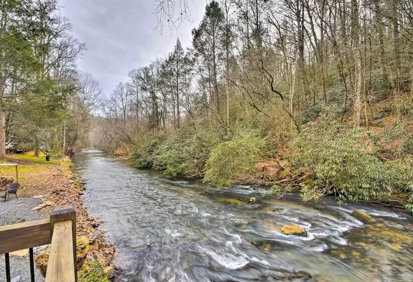 Deck & Fire Pit Bliss: Mountaintown Creek Cottage!
