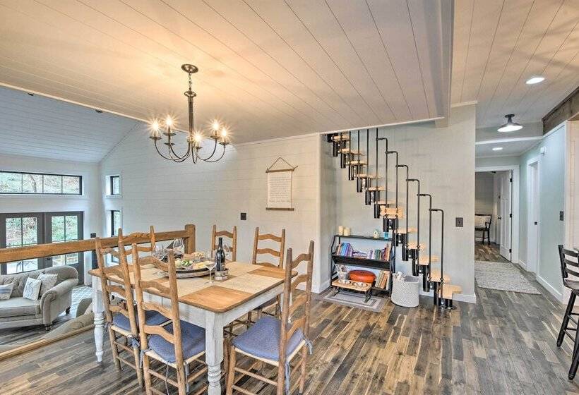 Deck & Fire Pit Bliss: Mountaintown Creek Cottage!