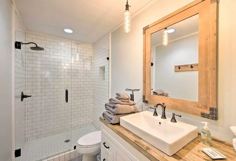 Deck & Fire Pit Bliss: Mountaintown Creek Cottage!