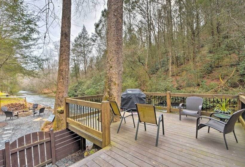 Deck & Fire Pit Bliss: Mountaintown Creek Cottage!