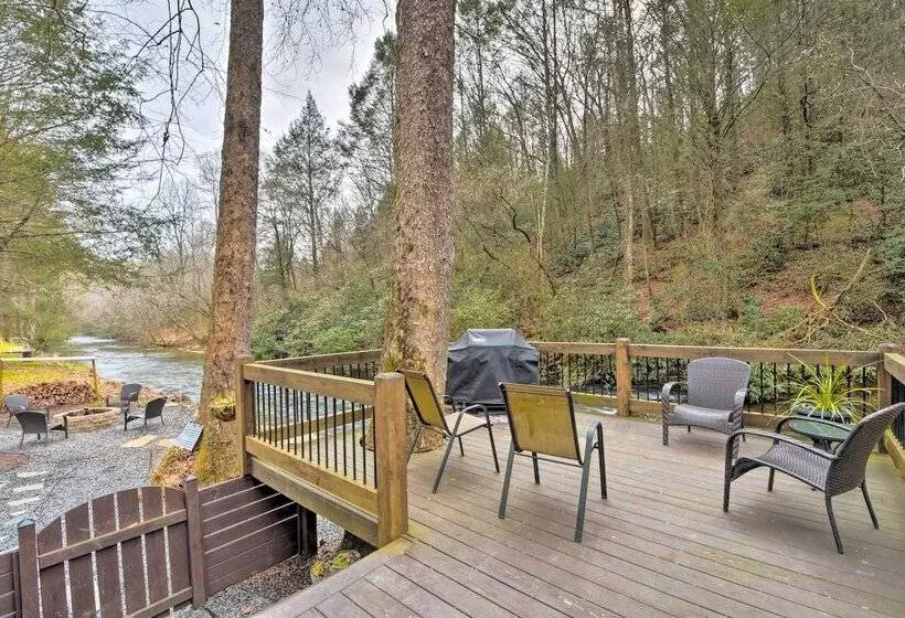 Deck & Fire Pit Bliss: Mountaintown Creek Cottage!