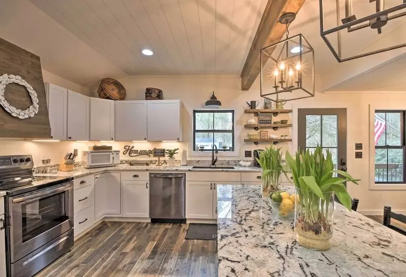 Deck & Fire Pit Bliss: Mountaintown Creek Cottage!