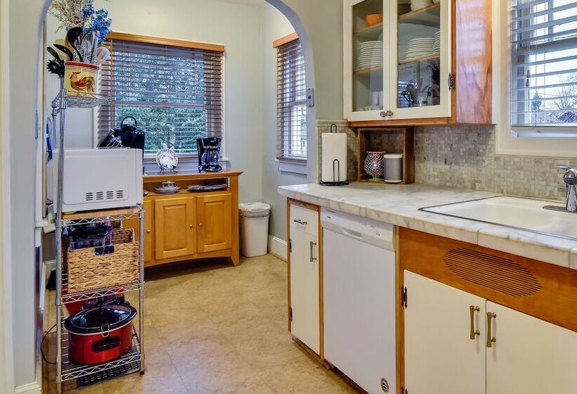 Walk To Williams District: Home W/ Hot Tub & Patio