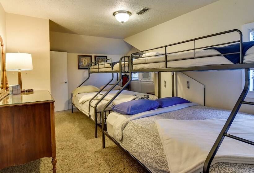 Walk To Williams District: Home W/ Hot Tub & Patio