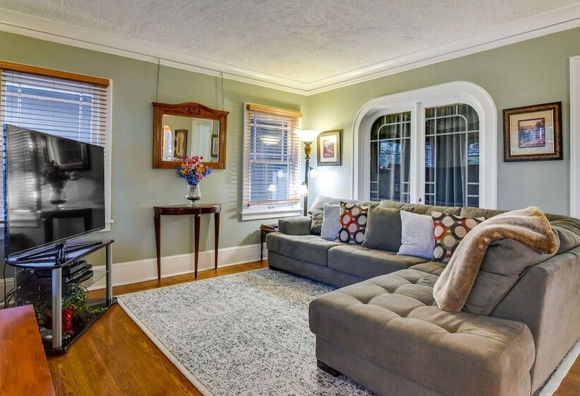 Walk To Williams District: Home W/ Hot Tub & Patio