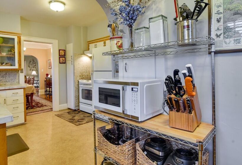 Walk To Williams District: Home W/ Hot Tub & Patio